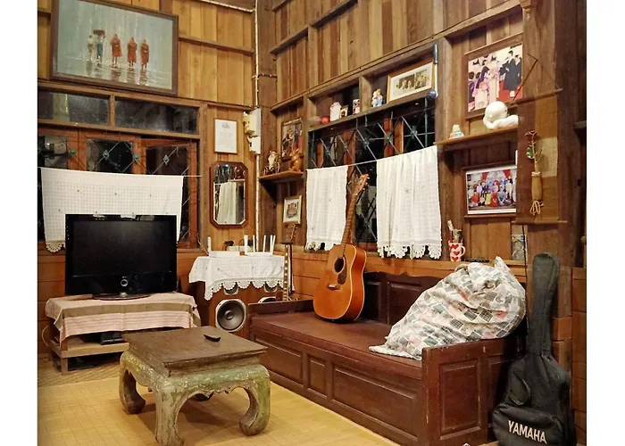 Baandindon Private Earthhouse Homestay